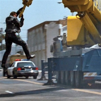 Inseguimento finale con camion e gru