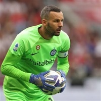 Samir Handanovic, portiere sloveno e capitano dell'Inter, settimo per presenze nella storia della Serie A
