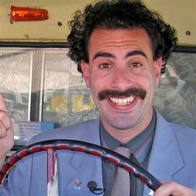 Sacha Baron Cohen e Maria Bakalova in Borat - Seguito di film cinema, commedia originale Amazon del 2020